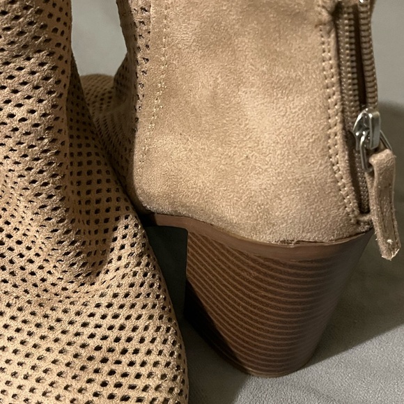 Women’s size 8 1/2 tan ankle boots - Picture 2 of 6